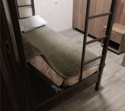Трехместный номер с двуспальной и односпальной кроватями эконом- класса в Шале