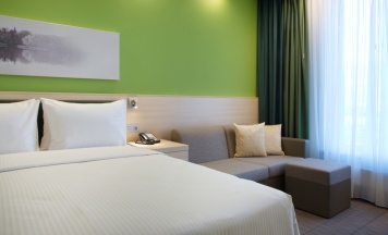 Двухместный номер Стандарт с диваном двуспальная кровать в Hampton by Hilton Minsk City Centre