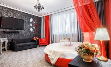 Полулюкс с двуспальной круглой кроватью и диван раскладной в Villa Stefano