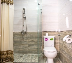 Двухкомнатный номер с одной большой  кроватью в Великий Каспий