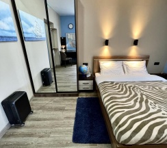 Номер люкс семейный с 1 односпальной и 1 двуспальной кроватью в Pallada