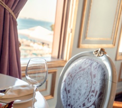 Двухместный люкс Mansion Premium с видом на море двуспальная кровать в Отель Seven Hills Palace
