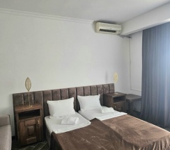 Улучшенный двухместный номер с диваном и балконом в Уют