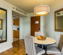 Двухместный номер Grand Deluxe c 1 комнатой с балконом (двуспальная кровать) в Chatrium Sathon Bangkok