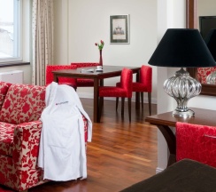 Люкс с двуспальной кроватью в Cosmos St. Petersburg Olympia Garden Hotel