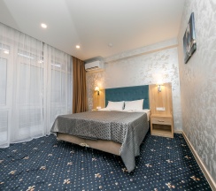 Стандартный номер с двуспальной и 2 односпальными кроватями в Бригантина