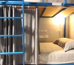Кровать в общем номере в The Moon Hostel Hua Hin