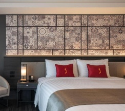 Двухместный номер Deluxe с видом на горы двуспальная кровать в Ramada Plaza by Wyndham Chao Fah