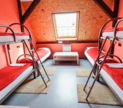 Кровать в общем номере с красивым видом из окна в HostelCity 57