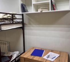 Кровать в 8-местном общем мужском номере в Сити-В