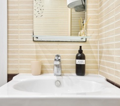 2-комнатные апартаменты люкс с 1 односпальной и 2 двуспальными кроватями в Ваш Комфорт Апарт на улице Дмитрия Благоева