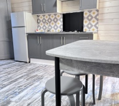 Шестиместные апартаменты с 3 комнатами с балконом в Якорь