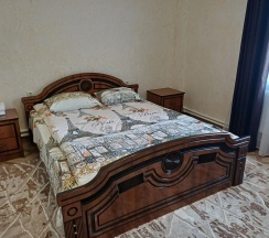 Комната комфорт с 1 односпальной и 1 двуспальной кроватью в Кристалл