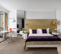 Номер Junior Suite SO Club, с видом на Вознесенский проспект – с большой двуспальной кроватью в So/Санкт-Петербург