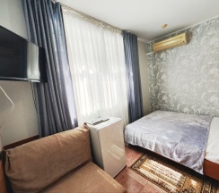 Номер стандарт с 1 односпальной и 1 двуспальной кроватью в Регион 86