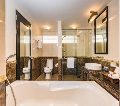 Двухместный номер с доступом в бассейн двуспальная кровать в Princess Kamala Beachfront Hotel