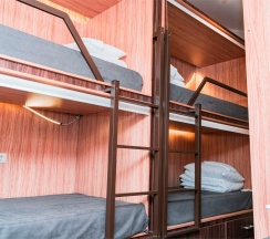 Кровать в 6-местном общем номере в Юсенги