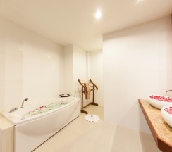 Вилла с балконом в Howard Johnson by Wyndham Phuket Naiyang