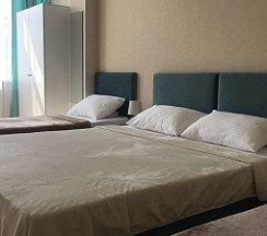 Номер улучшенный с 2 односпальными и 1 двуспальной кроватью в Mon Michel