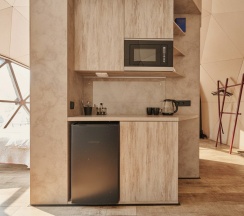 Сфера с видом на озеро с купелью в Аномалия