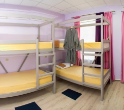 Кровать в 8-местном общем номере Сиреневый в Эко