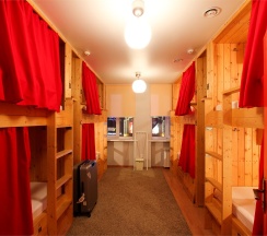 Кровать в восьмиместном номере в Kdhostel