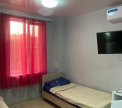 Номер стандарт семейный с 3 односпальными и 1 двуспальной кроватью в Алешкина мечта