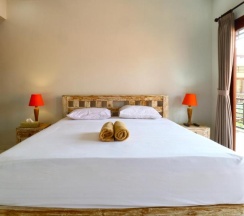 Двухместный номер Deluxe с видом на сад двуспальная кровать в Avisara Villa & Guest House
