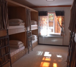 Кровать в общем номере в Aruu Hostel
