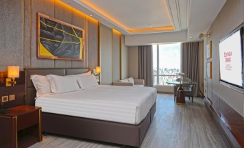 Двухместный полулюкс with Ratchaprasong view двуспальная кровать в Centara Grand & Bangkok Convention Centre at CentralWorld