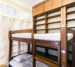 Кровать в общем номере в Kamuning Hostel