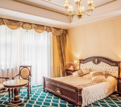 Двухкомнатный люкс с балконом и видом на море в Grand Palace