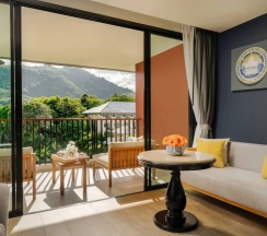 Двухместный номер Deluxe с балконом и с видом на горы двуспальная кровать в Avista Grande Phuket Karon - MGallery