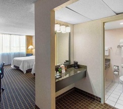 Четырёхместный номер Deluxe в Clarion Hotel Denver Central