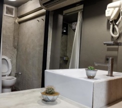 Четырёхместный номер Standard в In A Box Hostel