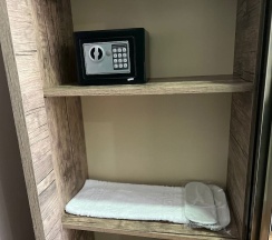 Двухместный номер Classic с балконом и с видом на горы двуспальная кровать в Hotel Mountain Mestia