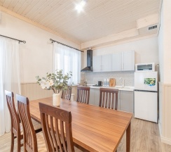 Таунхаус с электрическим камином в Лепота