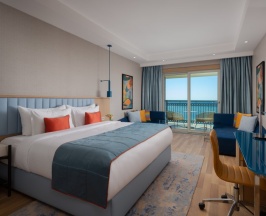 Двухместный номер Deluxe с балконом и с видом на море двуспальная кровать в Rixos Water World Aktau 
