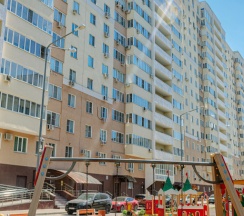 Четырёхместный люкс Executive с балконом и с красивым видом из окна в Апартаменты Плеханова 14