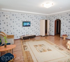 Номер полулюкс с 1 двуспальной кроватью в Пятерочка-люкс