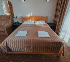 2-комнатный номер стандарт с 1 односпальной и 1 двуспальной кроватью в Анапа