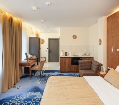 Апартаменты до 3 гостей с видом на город в V Hotel&Rooftop lounge