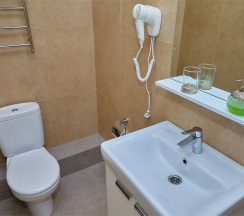 Большой номер с одной большой кроватью, диваном и кухней в Port inn