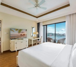 Двухместный люкс Executive с видом на океан двуспальная кровать в Vinpearl Resort & Spa Nha Trang Bay