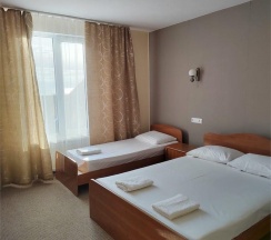 Номер стандарт с 1 односпальной и 1 двуспальной кроватью в Оптима