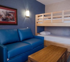 Четырёхместный люкс корпус 1 Family с 2 комнатами в Howard Johnson by Wyndham Anaheim Hotel and Water Playground