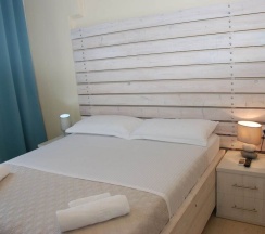 Двухместный номер Standard с балконом и с видом на море двуспальная кровать в Hotel Saranda