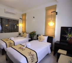 Кровать в общем номере с красивым видом из окна в Hoi An Cottage Villa