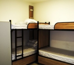 Кровать в женском  шестиместном смежном  номере в Танский