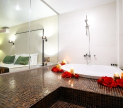 Номер люкс роскошный с террасой и ванной в Garden Hotel & SPA
